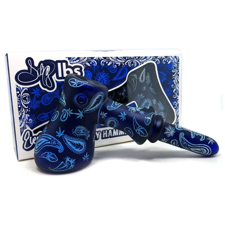 Dogg Lbs Everday Paisley Hammer Hand Pipe Blue 152 mm med lyse bladmotiver og dråbeformede ornamenter på hoved og mundstykke.