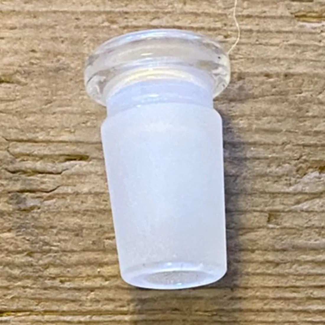 Glas Bong Adapter SG 14,5 / 10,0 med en kort, klar hals over den hvide, matterede fitting og synlig åbning forneden.