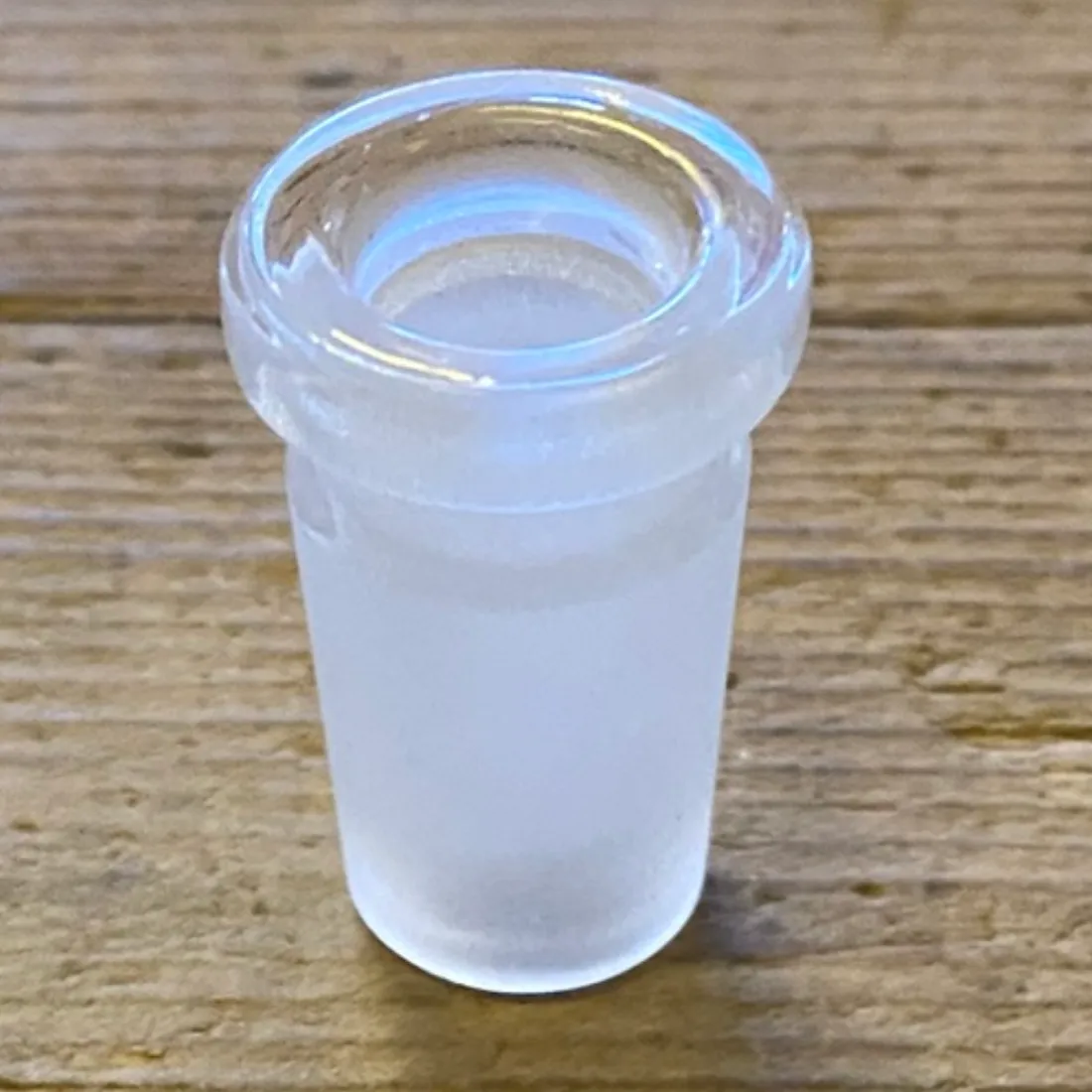 Glas Bong Adapter SG 14,5 / 10,0 med matteret fitting og en tyk, afrundet, klar kant omkring den øverste åbning.