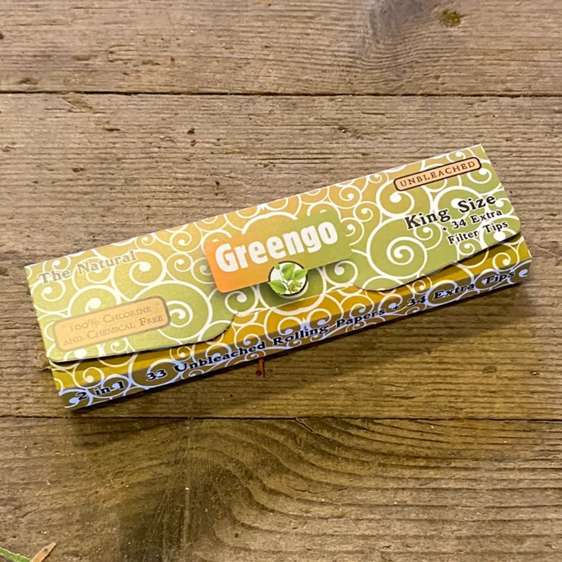 Greengo King Size m. Filtertips jointpapir i lukket grønt omslag med hvide slyngninger og "Greengo" trykt i hvidt.