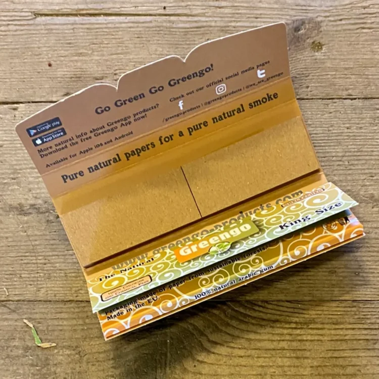 Greengo King Size m. Filtertips i åbent brunt papomslag med orange felter og "Greengo" trykt i hvidt på forsiden.