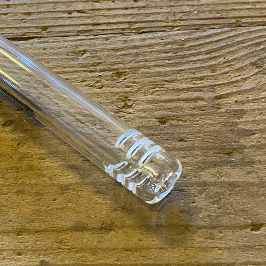Heisenberg Slit Diffuser 140 mm SG 18,8 i klart glas, vist tæt på enden med afrundet kant og smalle slidser i siderne.