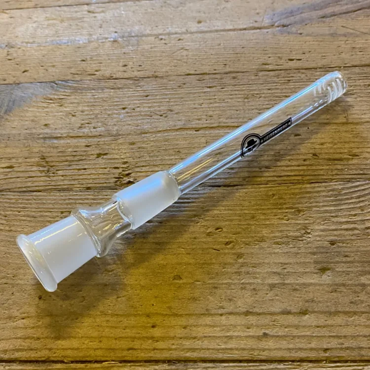 Heisenberg Slit Diffuser 140 mm SG 18,8 i klart glas med matte fittings. Sort logo på røret og slidser i enden.
