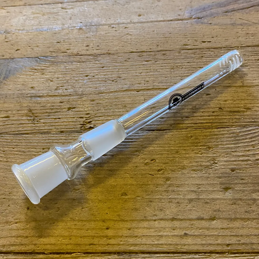 Heisenberg Slit Diffuser 140 mm SG 18,8 i klart glas med matte fittings. Sort logo på røret og slidser i enden.