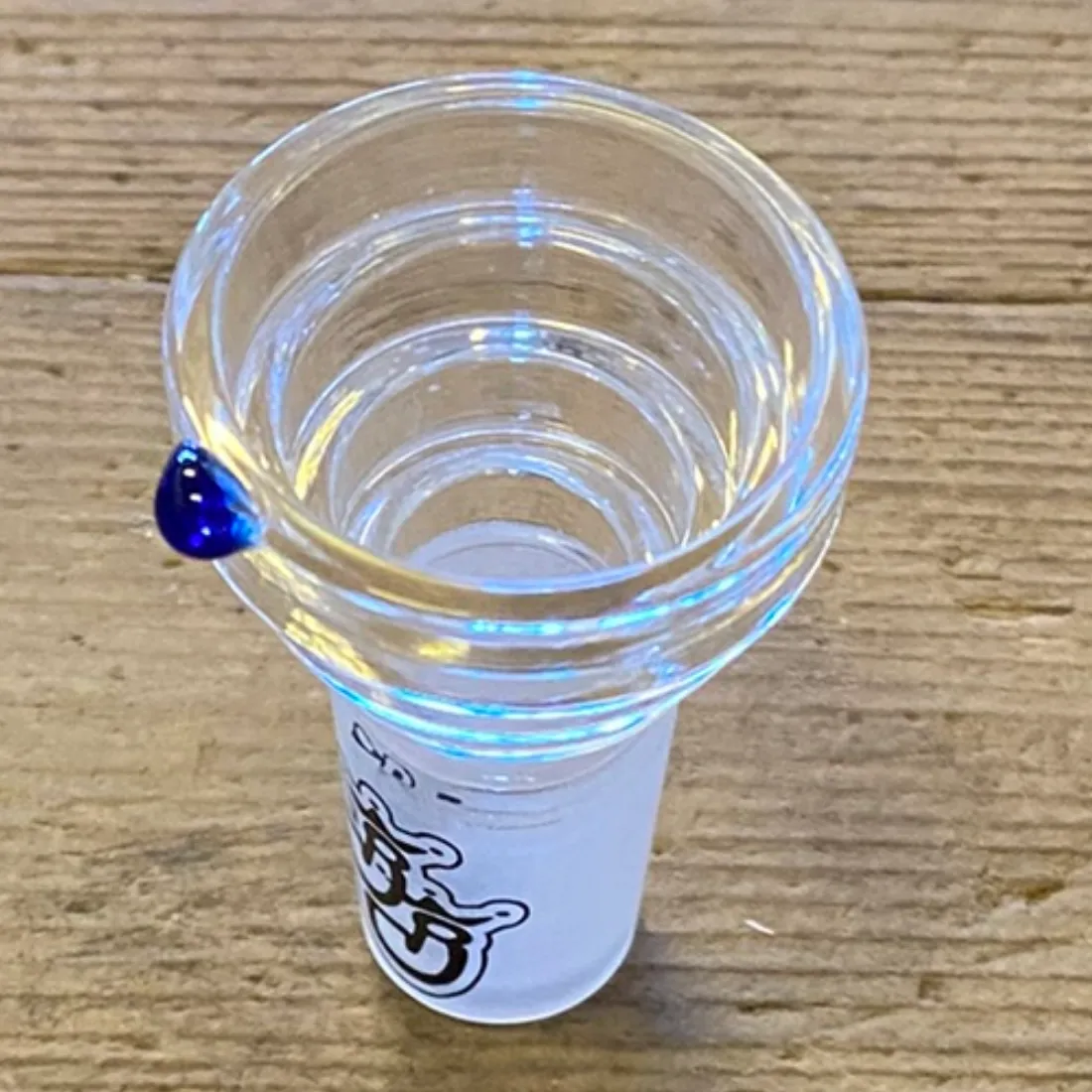 Jelly Joker Step Bowl SG 18,8, bonghoved i klart glas med en lille blå glasnop ved kanten af den dybe åbning.
