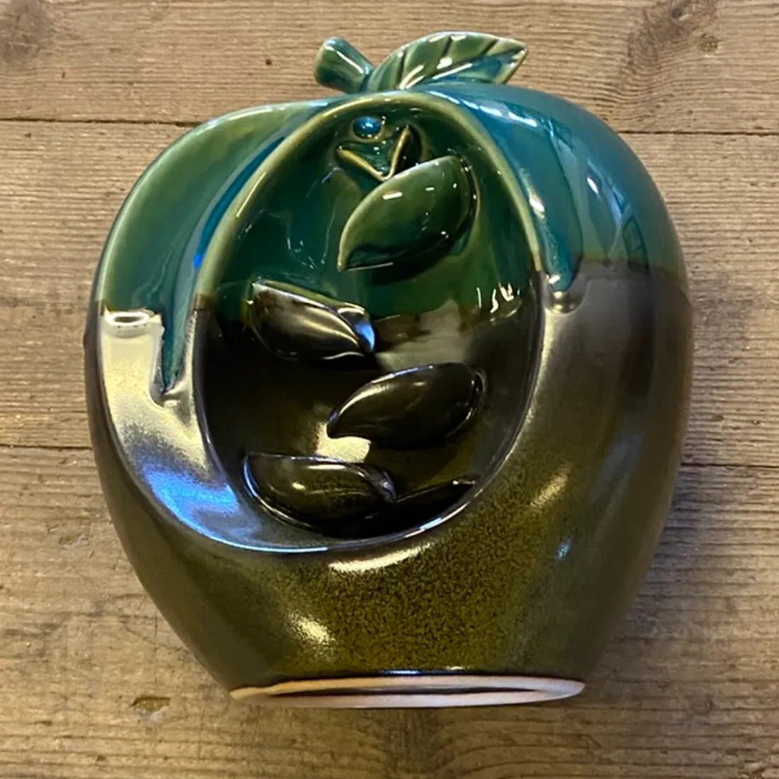 Keramisk Æble Backflow Røgelsesbrænder i blank mørkegrøn og turkis glasur. Blade i relief i den åbne forside.