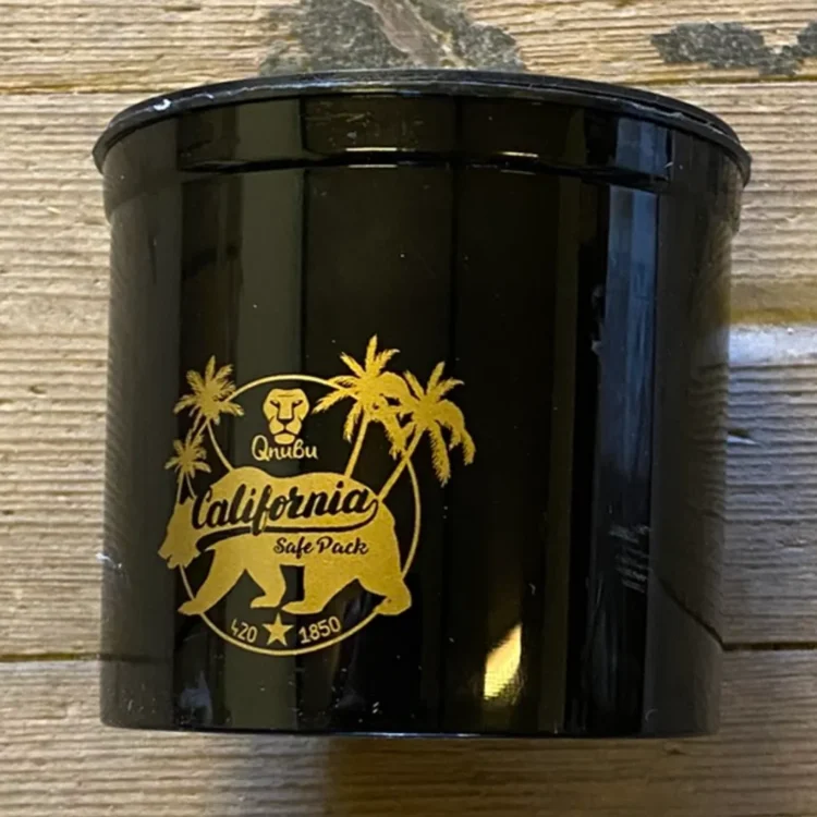 Qnubo Plastik Beholder 370 ml i blank sort med sort låg og guldtryk af en bjørn under "California" mellem palmer.