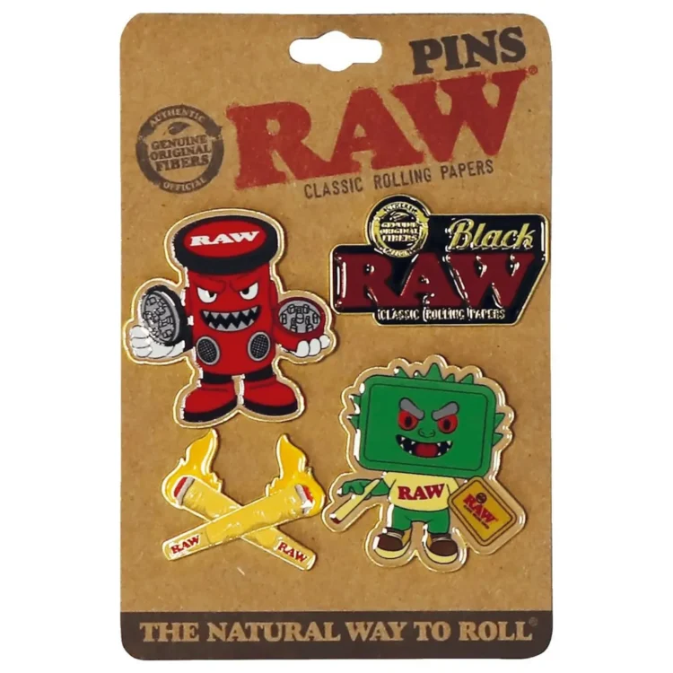 RAW Badge Pin 4 stk med "RAW" på en rød og en grøn figur. To krydsede joints har rødt tryk og gule flammer.