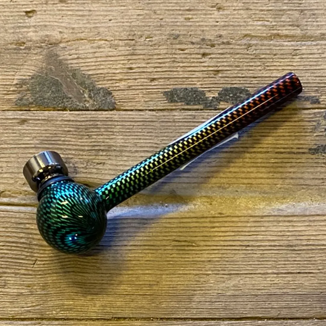 Rund Glas Pibe 40x120mm Rasta med grønt mønstret hoved og sølvfarvet metallåg. Skaftet skifter fra grønt til rødt.