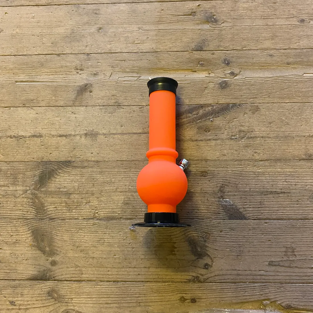 Scott Orange Bovle Akryl Bong 21 cm med glat overflade og en hævet krave ved overgangen mellem halsen og bugen.