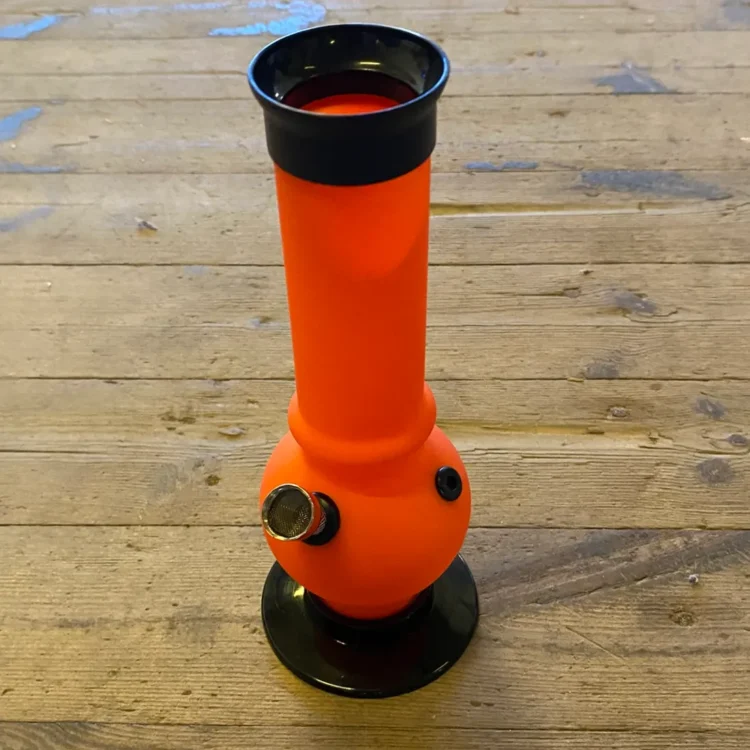 Scott Orange Bovle Akryl Bong 21 cm med sort mundstykke og fod. På bugen sidder et metalhoved og et sort sliphul.