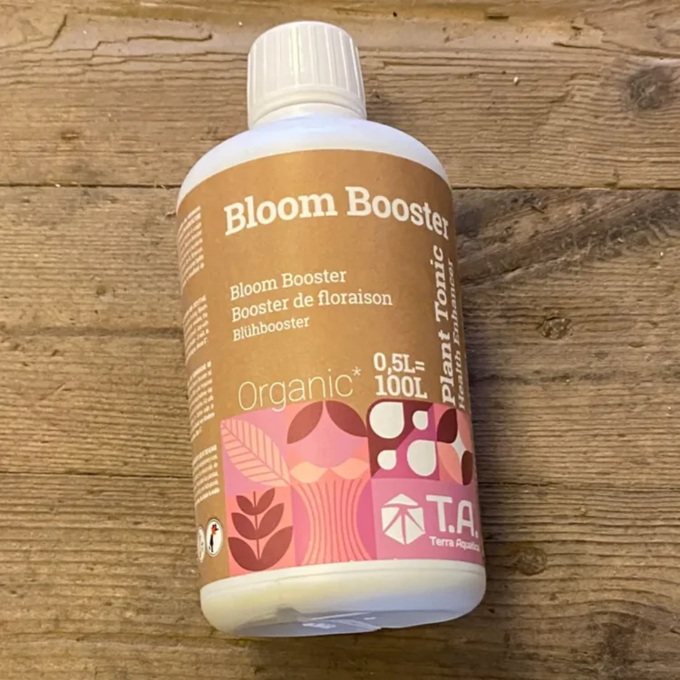 Terra Aquatics Bloom Booster 500 ml i hvid plastflaske med hvidt låg. Brun etiket med lyserøde motiver og "Bloom Booster".