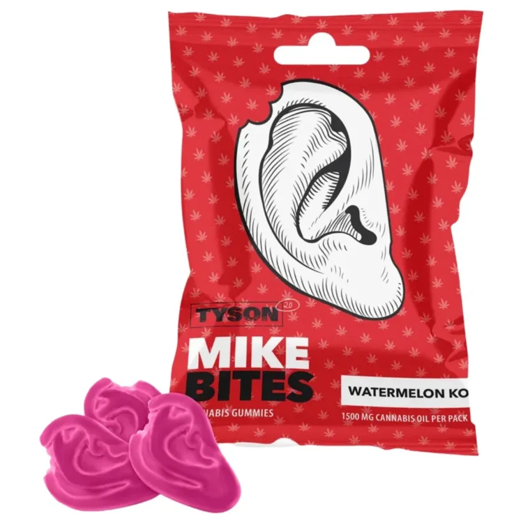 Tyson 2.0 Mike Bites Cannabis Vingummi Watermelon KO 50g i rød pose med "TYSON" og øremotiv. Pink slikører ligger foran.