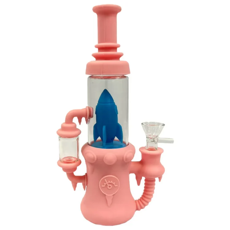 Urban Crew Rocket Ship Glass & Silicone Bong Pink 23 cm med blå raket i et klart glaskammer og ribbet højre siderør.