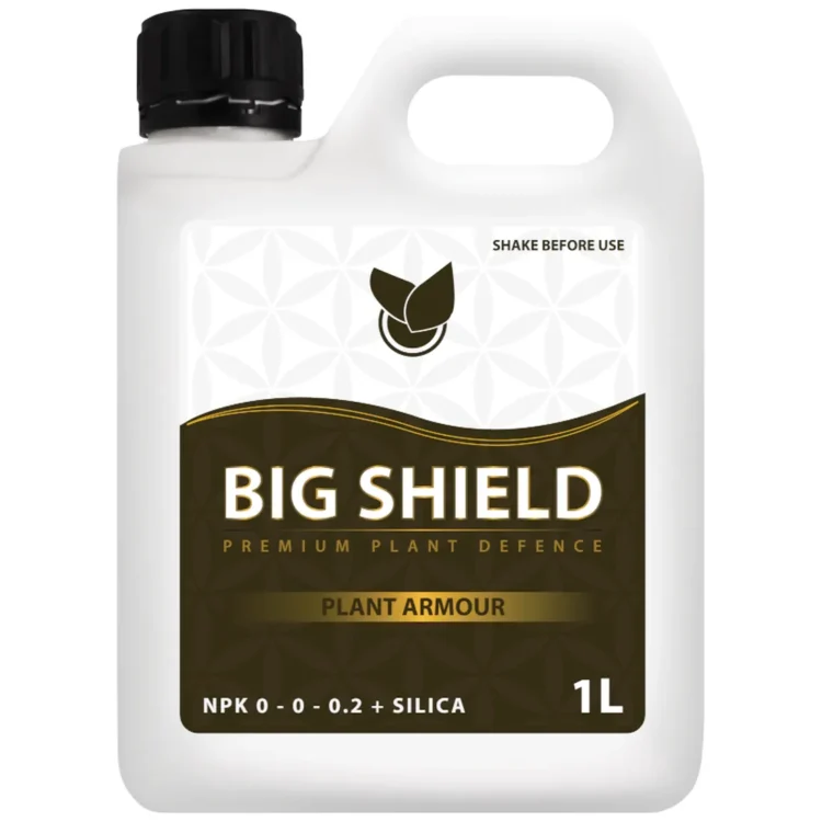 Big Plant Science BIG SHIELD 1L gødning i hvid plastdunk med sort låg. Brun etiket med "BIG SHIELD" i hvidt.