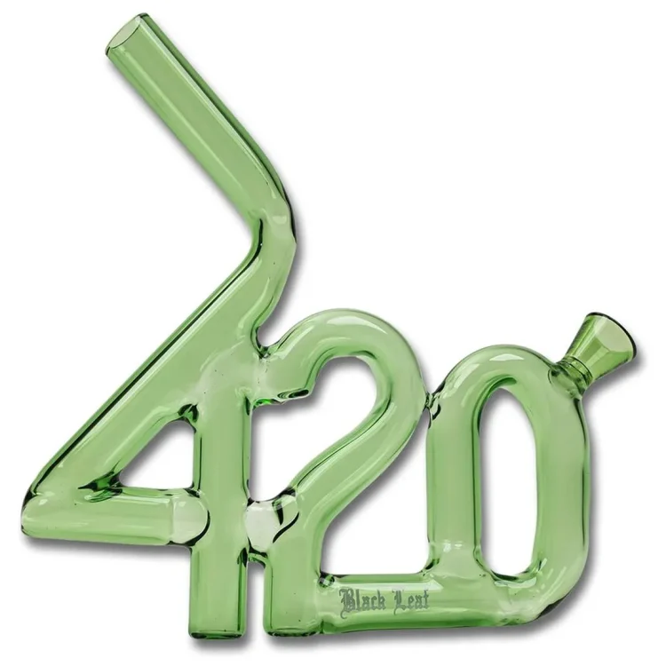 Black Leaf 420 Pipe Green 160 mm i grønt glas med bøjet mundstykke og "Black Leaf" trykt langs bunden.