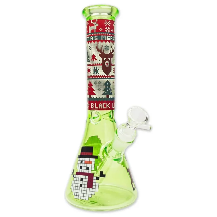 Black Leaf Christmas Vibes Green Bong 26 cm i glas med røde og hvide julemotiver på halsen og en snemand på kammeret.