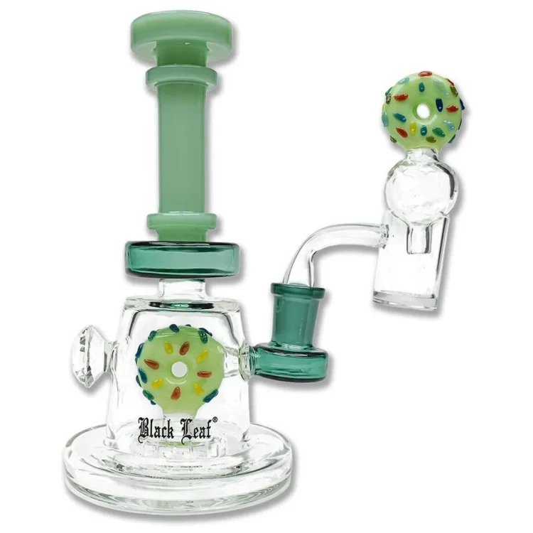 Black Leaf Mini Donut Oil Bong 17 cm i klart glas med grøn hals og prikket pynt. "Black Leaf" trykt i sort på bugen.