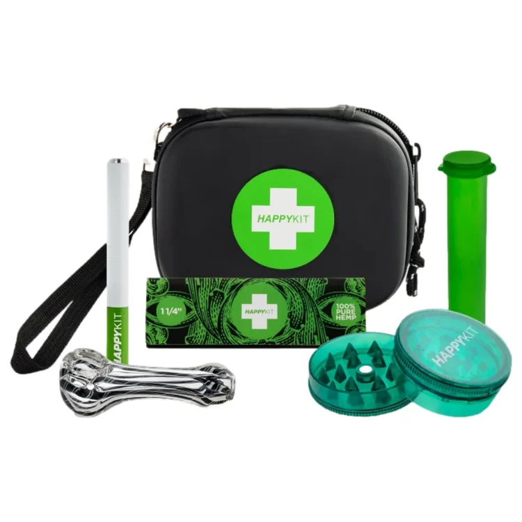 Happy Kit Deluxe Black samlepakke i taske med hvidt kors i grøn cirkel. Foran tasken ligger en grøn grinder.