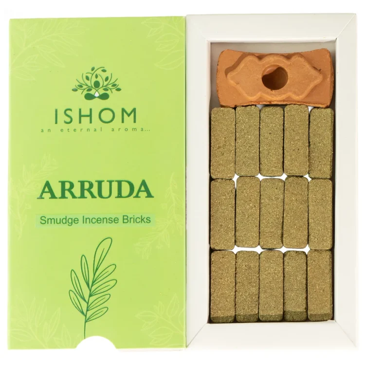 ISHOM Arruda Smudge Bricks 15 stk, ru grønbrune røgelsesblokke og brun holder i åben grøn æske med "ISHOM" trykt.
