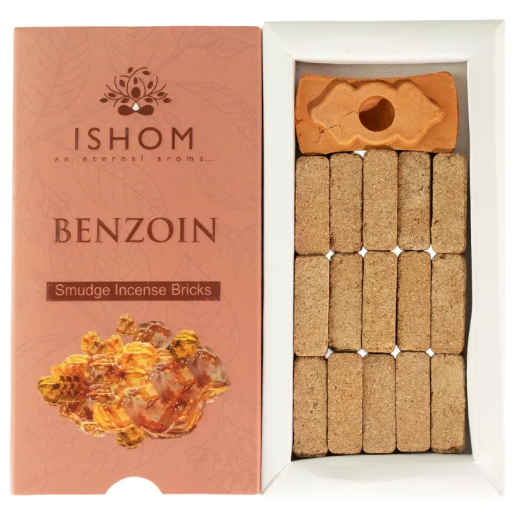 ISHOM Benzoin Smudge Bricks 15 stk i åben æske med "ISHOM" på laksefarvet låg. Lysebrune røgelsesblokke og orange holder.