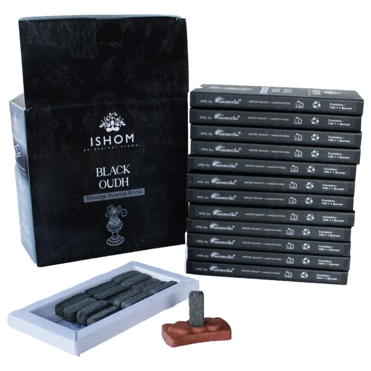 ISHOM Black Wood Smudge Bricks 15 stk. Grå røgelsesbrikker i hvid bakke. På pakken står "ISHOM" og "BLACK OUDH".