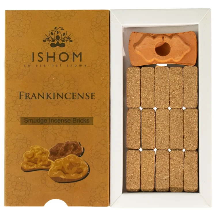 ISHOM Frankincense Smudge Bricks 15 stk i åben æske med "ISHOM" på orange låg. Brune røgelsesblokke og orange holder.