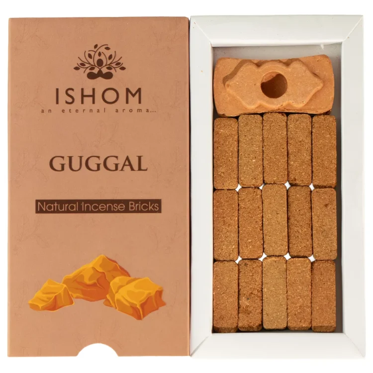 ISHOM Guggal Smudge Bricks 15 stk i åben æske med ru, brune røgelsesblokke. På det lysebrune låg står "ISHOM".