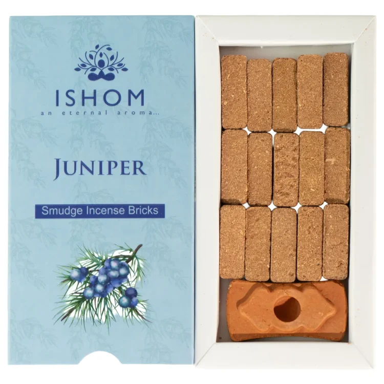 ISHOM Juniper Smudge Bricks 15 stk i åben lyseblå æske med "ISHOM" og enebærmotiv. Ru, brune klodser og orange holder.