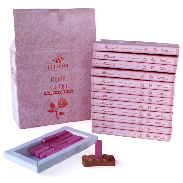 ISHOM Rose Wood Smudge Bricks 15 stk, pink røgelsesstykker i bakke foran lyserød æske med roser og rødt "ISHOM".