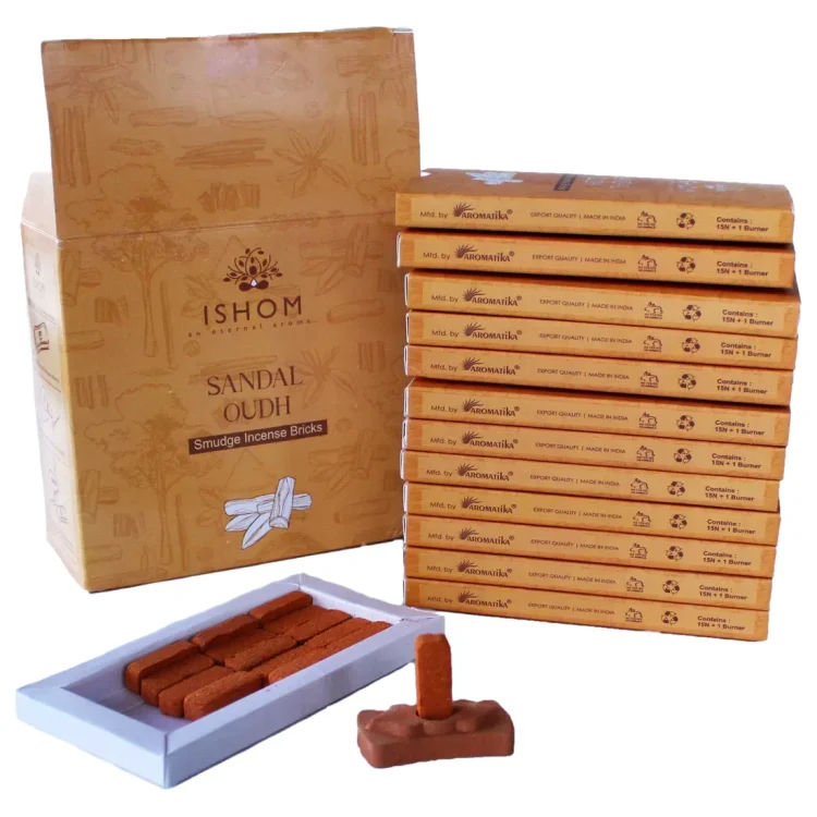ISHOM Sandal Wood Smudge Bricks 15 stk, brune røgelsesstykker i hvid bakke og lysebrun æske med "ISHOM" trykt på.