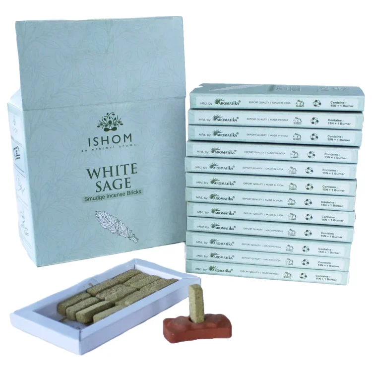 ISHOM White Sage Smudge Bricks 15 stk i lyseblå æske med "ISHOM" trykt på forsiden og synlige, grønbrune urteblokke.