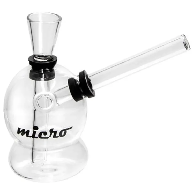 KNIST Micro Glas Bong 10 cm med sort "micro"-tryk på den klare bug og et langt mundstykke, der skråner til siden.