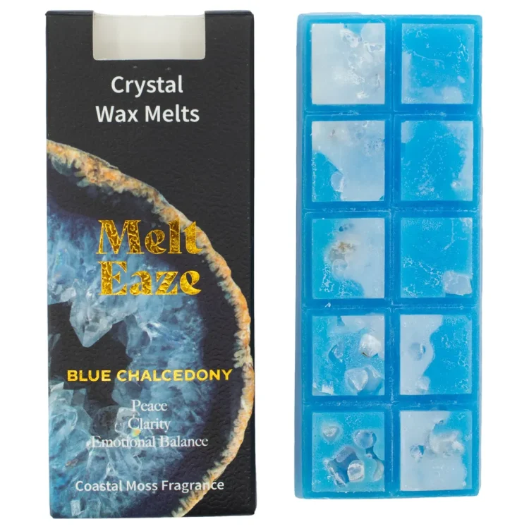 Melt Eaze Coastal Moss Duftvoks i blå felter med hvide stykker ved sort æske med "Melt Eaze" trykt i guld.