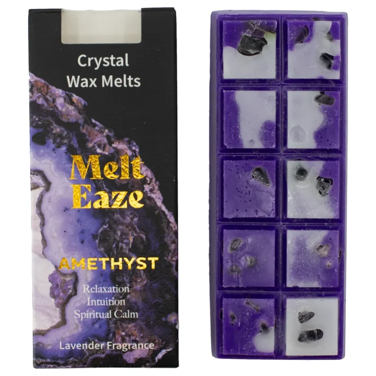 Melt Eaze Lavender Duftvoks i lilla og hvide firkanter med små sten. Sort æske med "Melt Eaze" trykt i gult.