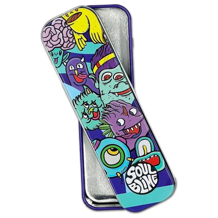 SOULBLIME 1080 Metal Tin Blue med sølvfarvet inderside og farverige monstre samt hvidt "SOULBLIME" på låget.