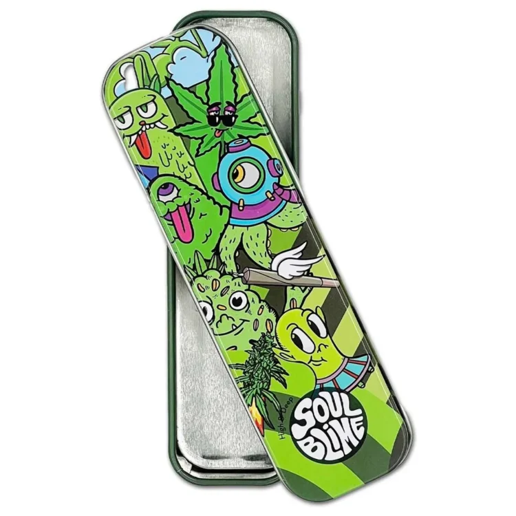 SOULBLIME 1080 Metal Tin Green med sølvfarvet bund og låg prydet af tegneseriefigurer og hvidt "SOULBLIME".