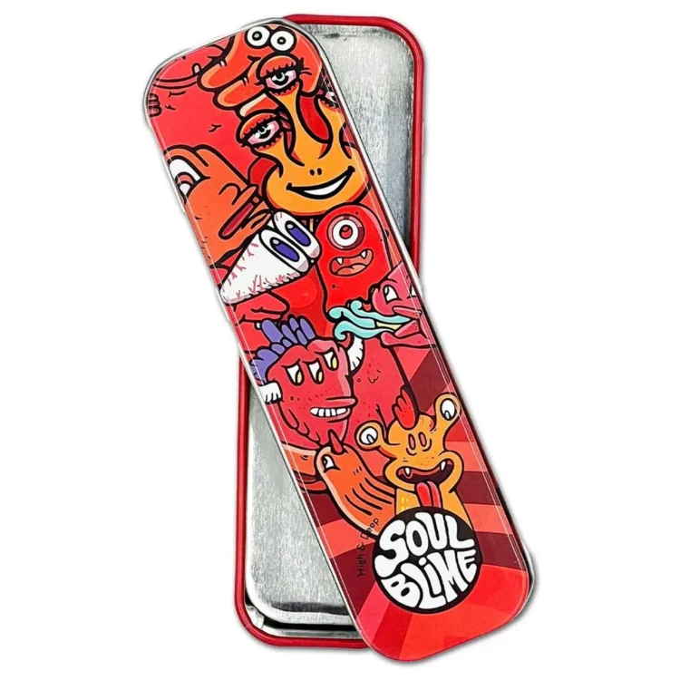 SOULBLIME 1080 Metal Tin Red med sølvfarvet inderside og låg med tegneseriefigurer samt "SOULBLIME" i hvidt.