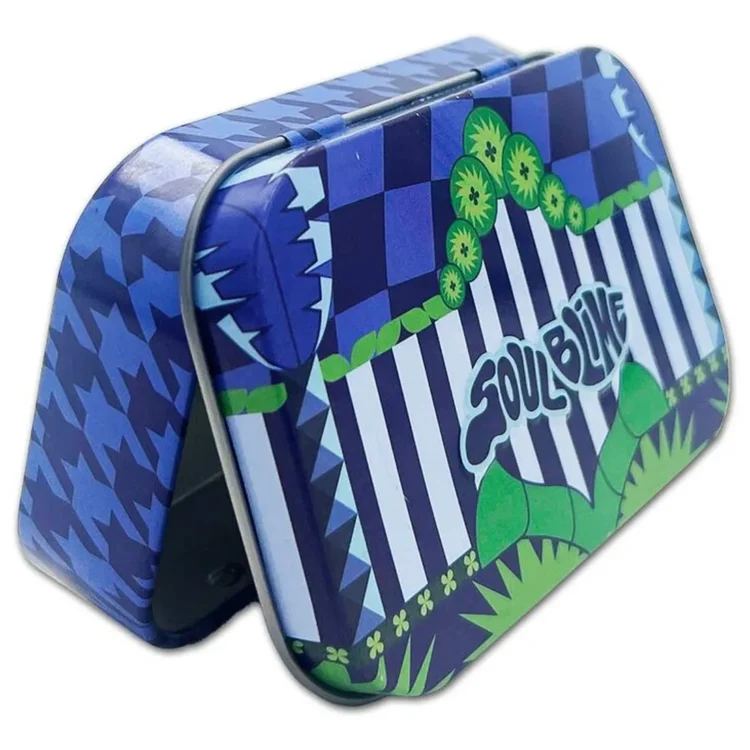 SOULBLIME 720 Metal Tin Blue med tern og hvide striber på låget, hvor "SoulBlime" står omgivet af grønne motiver.