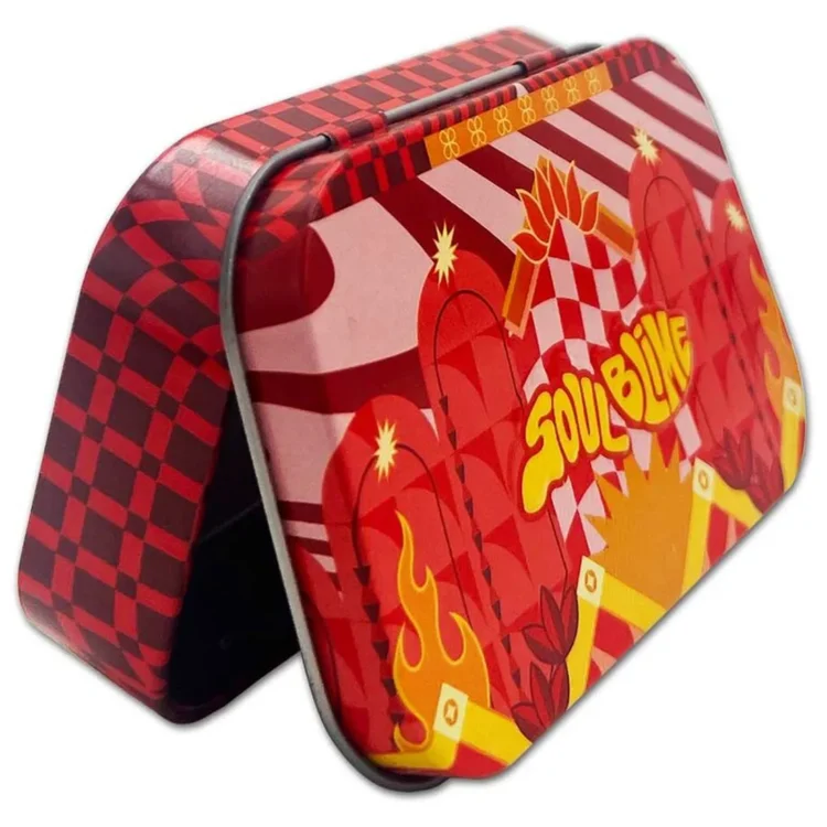 SOULBLIME 720 Metal Tin Red med tern på siderne og flammer på låget omkring det gule tryk "SoulBlime".